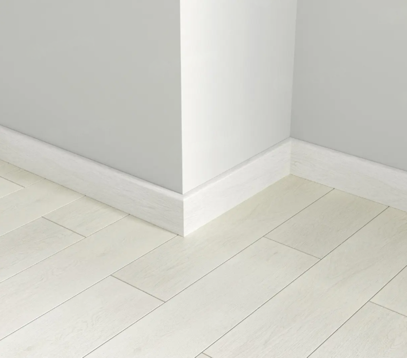 Плинтус Alpine Floor Parquet Light Белый SK 13-0 2200×80×12,5 фото в интерьере